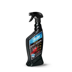 T.b.t. preparat do usuwania owadów do pielęgnacji samochodu w czarnej butelce ze spryskiwaczem.