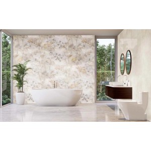 Nowoczesna łazienka z kwiatowymi dekorami i wolnostojącą wanną.