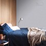 Sypialnia z szarą farbą na ścianie. Kolorowe farby do ścian t.b.t.