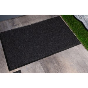 Czarna wycieraczka t.b.t. do strefy wejściowej.