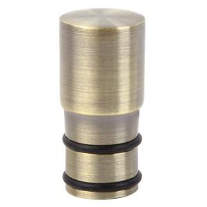 Złota końcówka karnisza z czarnymi pierścieniami.