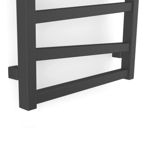 Zbliżenie na czarny grzejnik t.b.t.