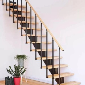 Schody wewnętrzne t.b.t. z drewnianymi stopniami i czarną poręczą.