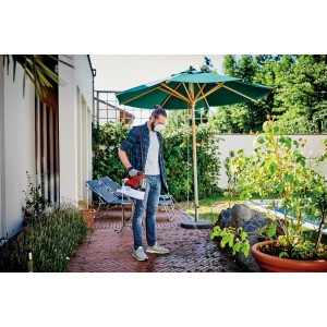 Opryskiwacz akumulatorowy Einhell GE-WS 18/35 Li-Solo w użyciu w ogrodzie.