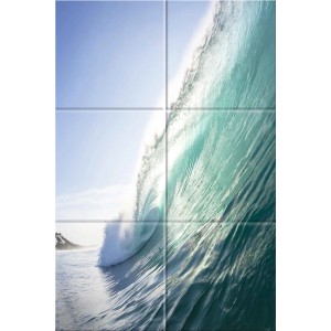 Dekoracyjny panel ścienny: Turkusowa fala rozbijająca się o plażę pod jasnym niebem.