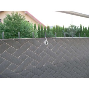 Szary ekran ogrodzeniowy ze wzorem w jodełkę i oczkami do mocowania.