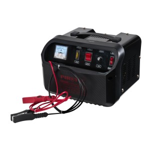 Czarny prostownik t.b.t. do elektryki samochodowej z czerwonym kablem i zaciskami.