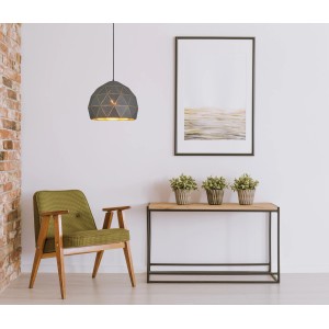 Szara lampa wisząca t.b.t. z geometrycznym wzorem jako akcent w salonie.