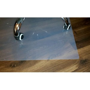 Mata ochronna pod krzesło biurowe na drewnianej podłodze.