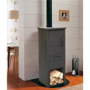 Szary piec na drewno z miejscem na drewno i akcesoriami obok stołu.