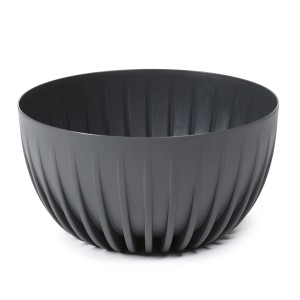 Szara miska na rośliny t.b.t. z żebrowaną powierzchnią.