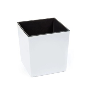 Biała, kwadratowa doniczka t.b.t. do użytku wewnętrznego.