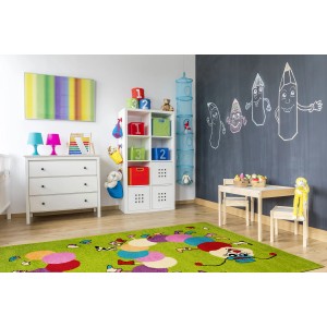 Zielony dywan do pokoju dziecięcego z kolorowymi kołami w nowoczesnym pokoju.