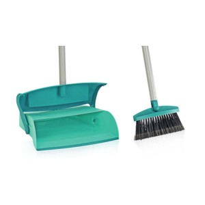 Turkusowy zestaw do zamiatania z trzonkiem i pojemnikiem na śmieci do sprzątania domu.