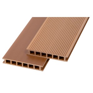 Zbliżenie na brązowe deski tarasowe t.b.t. z rowkowaną i gładką powierzchnią.