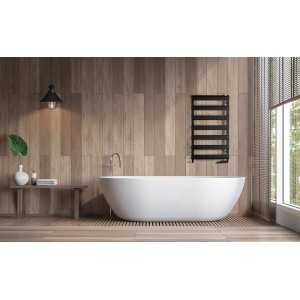 Czarny grzejnik t.b.t. w nowoczesnej łazience z wanną.