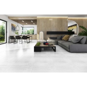 Jasny salon z białymi płytkami podłogowymi t.b.t. Nowoczesny design.