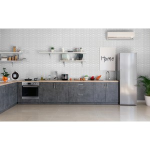 Jasna kuchnia z mozaikami t.b.t. jako okładzina ściany.