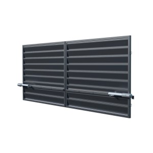 Szara metalowa brama ogrodzeniowa t.b.t. z poziomymi lamelami i napędem.