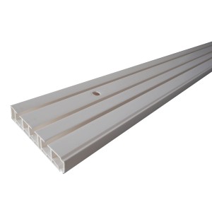 Biały karnisz sufitowy t.b.t. z tworzywa sztucznego, widok szczegółowy.