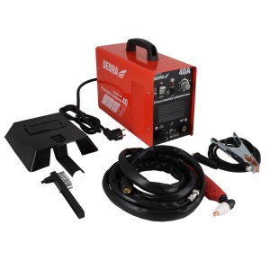 Czerwona spawarka plazmowa t.b.t. z akcesoriami do cięcia plazmowego.