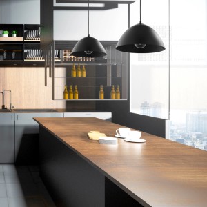 Nowoczesna kuchnia z dwiema czarnymi lampami wiszącymi nad wyspą kuchenną. Kategoria: Lampy i oświetlenie.