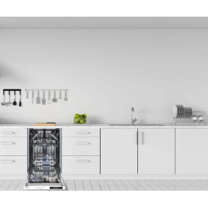 Otwarta zmywarka do zabudowy t.b.t. w białej kuchni.