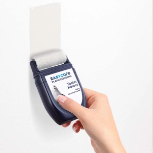 Wałek do malowania ścian w użyciu, odcień t.b.t.