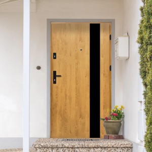 Nowoczesne drzwi zewnętrzne t.b.t. w kolorze drewna z czarnym akcentem.