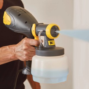 t.b.t. pistolet do malowania w akcji, zbliżenie.