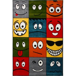 Dywan z krótkim włosiem z kolorowymi, kwadratowymi twarzami z kreskówek.