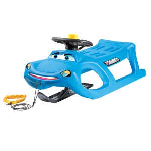 Niebieskie sanki dla dzieci t.b.t. w kształcie samochodu z kierownicą i liną do ciągnięcia.