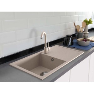 Beżowy zlewozmywak granitowy z ociekaczem i pasującą baterią.