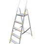 Aluminiowa drabina domowa z 5 stopniami i poręczą.