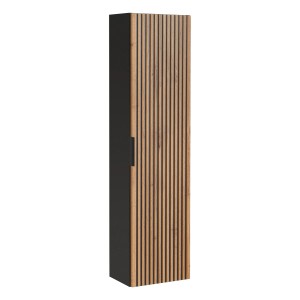 Wysoka szafka łazienkowa t.b.t. z drewnianym lamelowym frontem i czarnym bokiem.