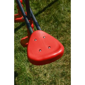 Zbliżenie na czerwone siedzisko huśtawki na plac zabaw.