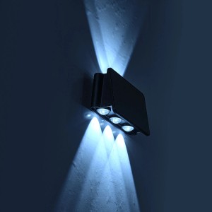 Nowoczesny kinkiet solarny t.b.t. z trzema źródłami światła do użytku zewnętrznego.