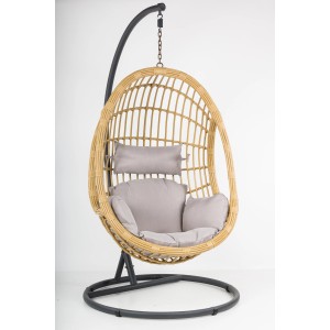 Rattanowy fotel wiszący z szarą poduszką, idealny do relaksu w ogrodzie lub na tarasie.
