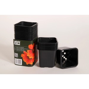 Czarne, kwadratowe doniczki, 8 cm, ułożone w stos.