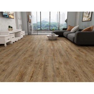 Zamontowane brązowe panele winylowe w salonie. Wygląd drewna.