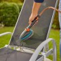 Gardena Cleansystem Szczotka ręczna Soft M z wężem czyści leżak ogrodowy. Miękkie włosie chroni powierzchnie.