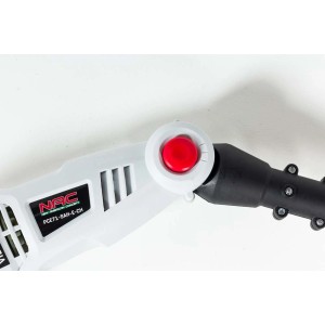 Zbliżenie elektrycznej piły łańcuchowej t.b.t., z naciskiem na elementy sterujące.