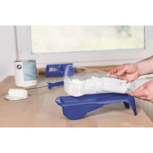 Niebieski wałek malarski t.b.t. z kuwetą i akcesoriami.