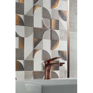 Dekoracyjna ściana z dekorami i listwami t.b.t. w kolorze szarym, białym i złotym w łazience.