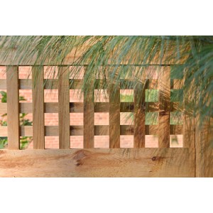 Drewniany panel ogrodzeniowy z kwadratowym wzorem kraty do ogrodu.