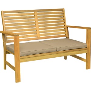 Drewniana ławka ogrodowa z beżowymi poduszkami na siedziska, część zestawu mebli ogrodowych.