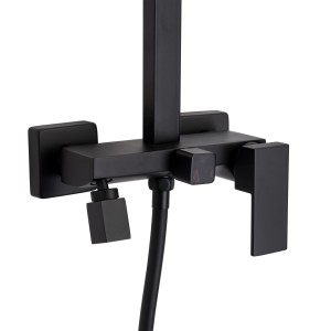 Czarna kolumna prysznicowa t.b.t. z armaturą i wężem prysznicowym.