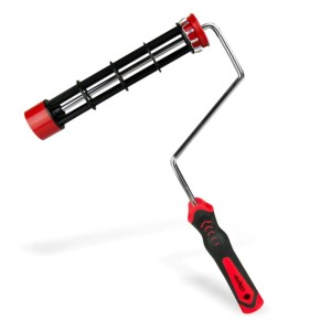 Uchwyt do wałków malarskich t.b.t. z czerwono-czarną rączką do malowania.