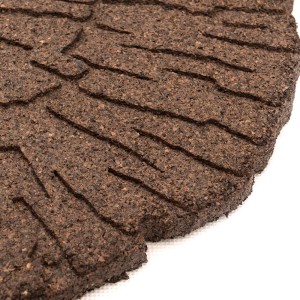 Zbliżenie brązowej płyty tarasowej t.b.t. z rowkowaną powierzchnią.