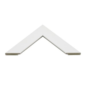 Zbliżenie białego lustra t.b.t. do garderoby.